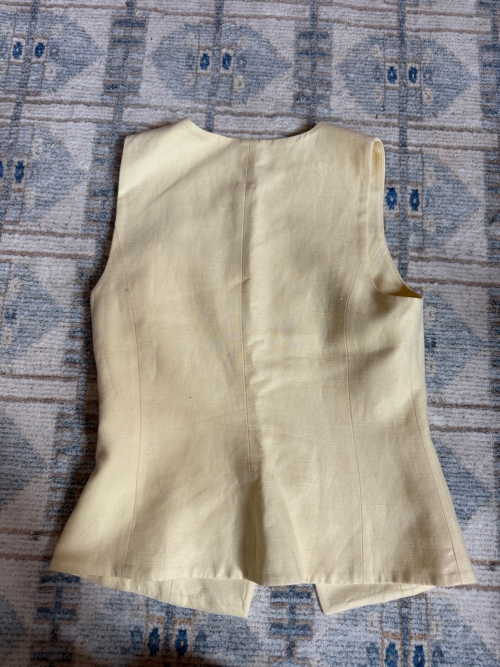 Aritzia regal linen vest size 6 butter yellow - Picture 3 of 5